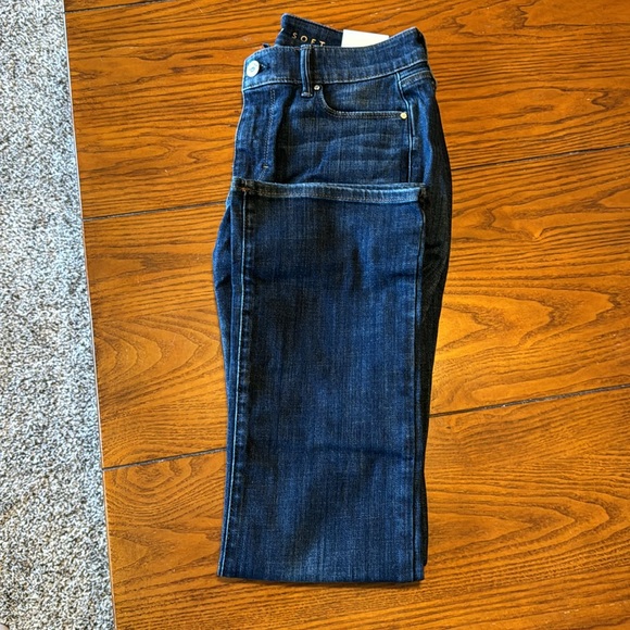 WHITE HOUSE BLACK MARKET JEANS…SIZE 4 CURVY SHORT NEW WITH TAG - Picture 5 of 16